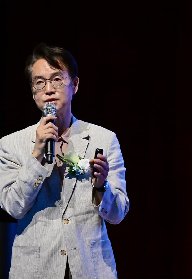 국제 학회에서 강연 중인 현영근 대표원장